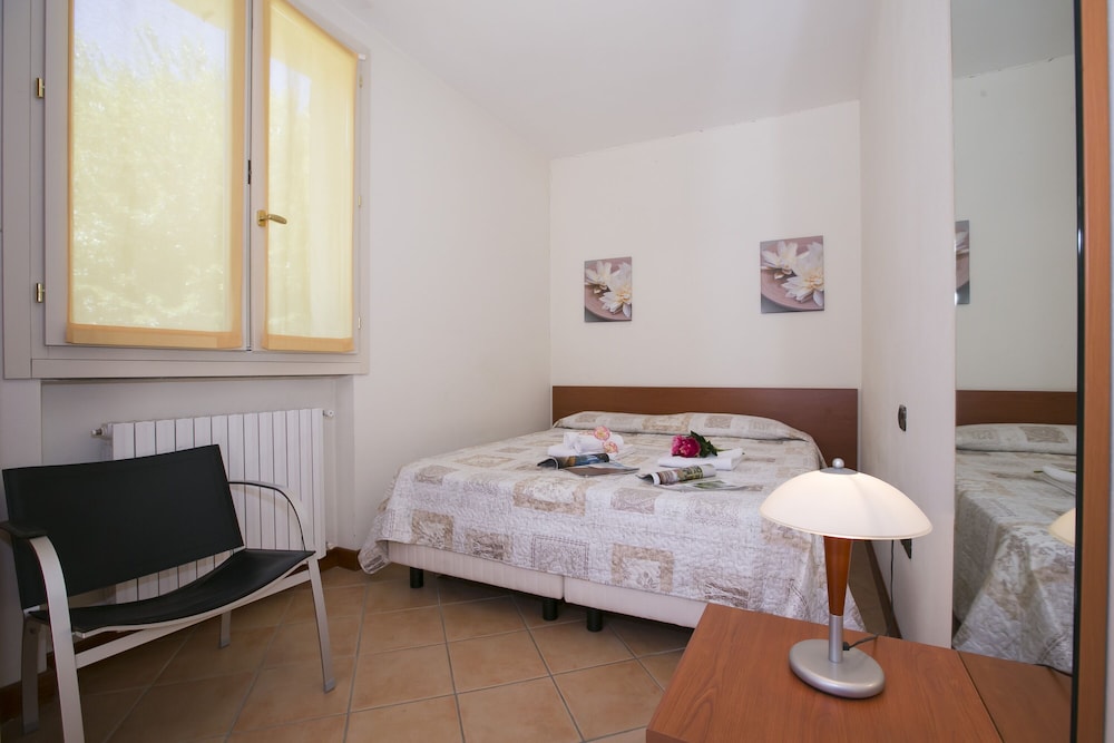 Family Apartment, 2 Bedrooms, Lakeside (Porto Letizia Iris 3)