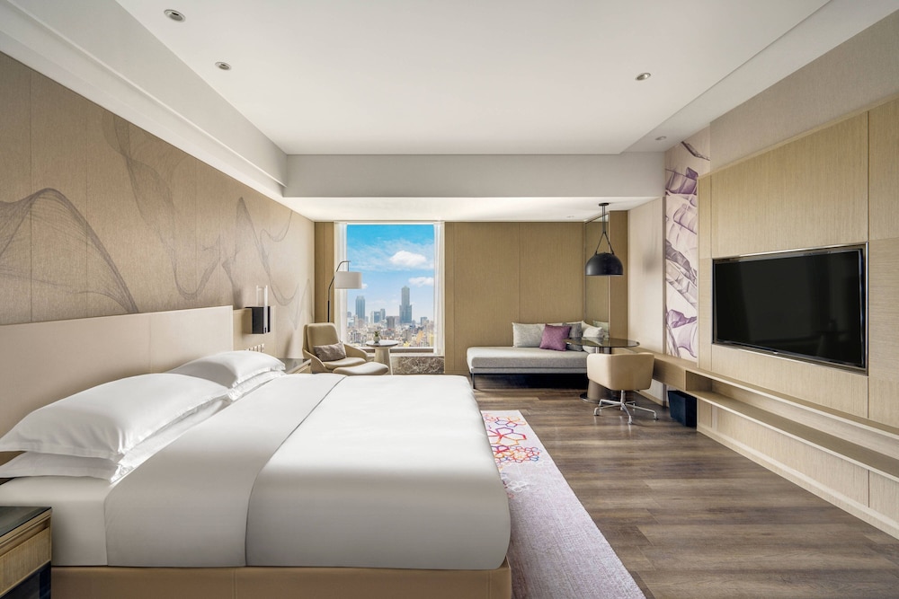 Deluxe Room, 1 King Bed, Non Smoking, City View - Photo 1