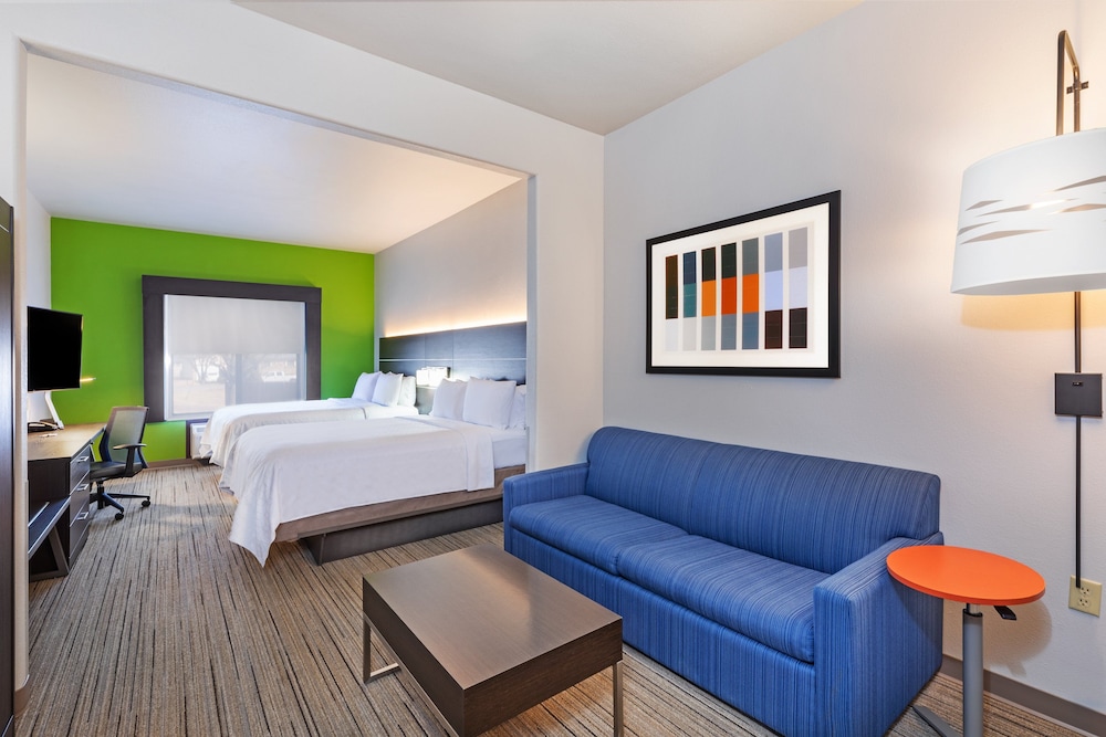 Suite - Photo 1