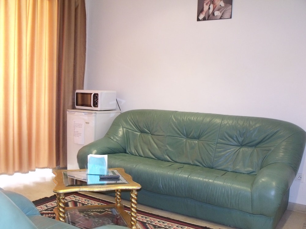 Apartment (Deux)