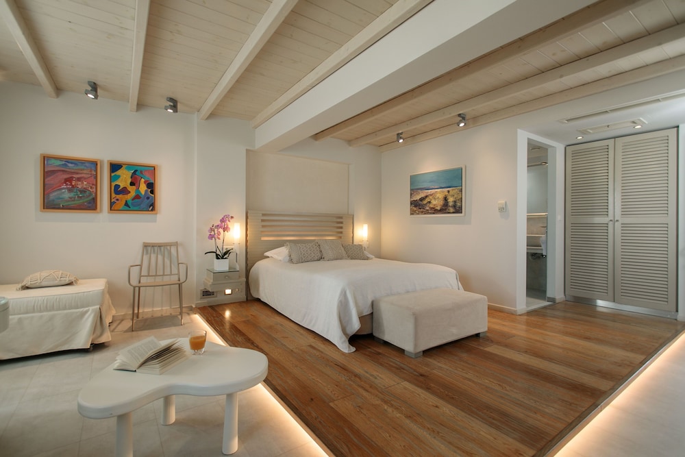 Superior Suite - Photo 5