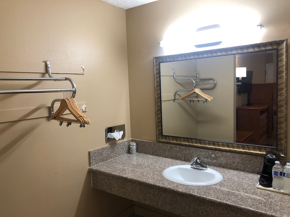 Standard Single Room, 1 Queen Bed photo 3