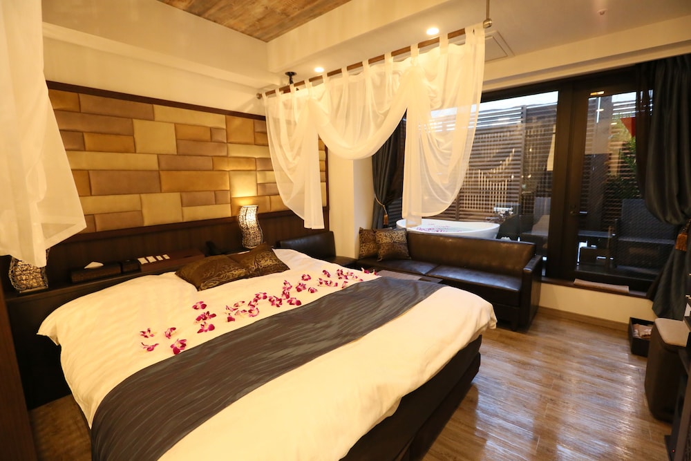 Deluxe Room, Smoking