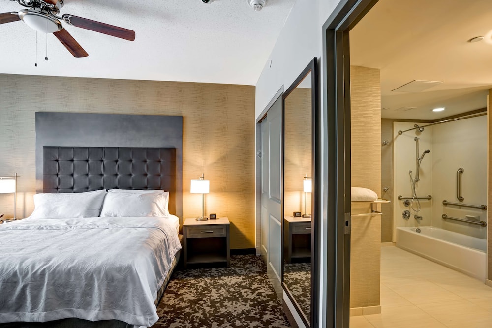 Suite, 1 King Bed, Accessible, Bathtub photo 1