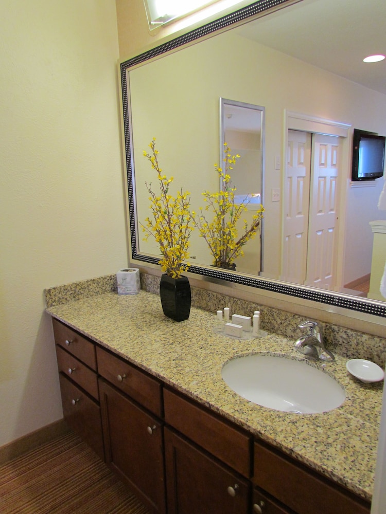 Suite, 2 Bedrooms - Photo 4