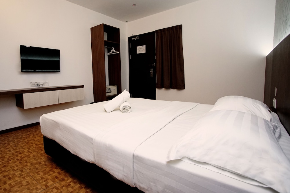 Deluxe Queen Room, No Windows - Photo 5