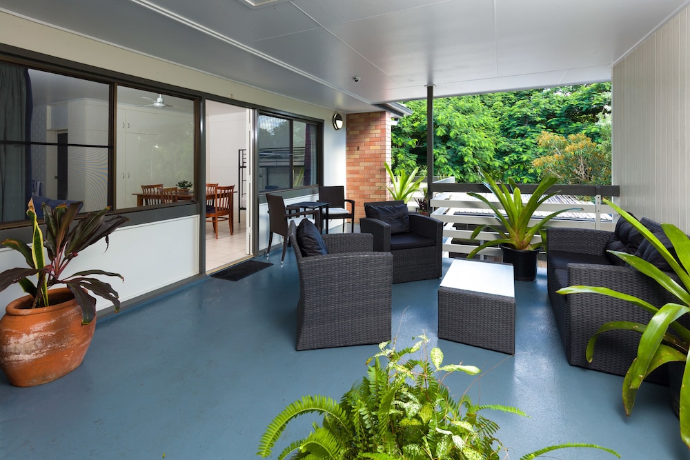Standard Suite, 1 Queen Bed, Pool View, Poolside, photo 6