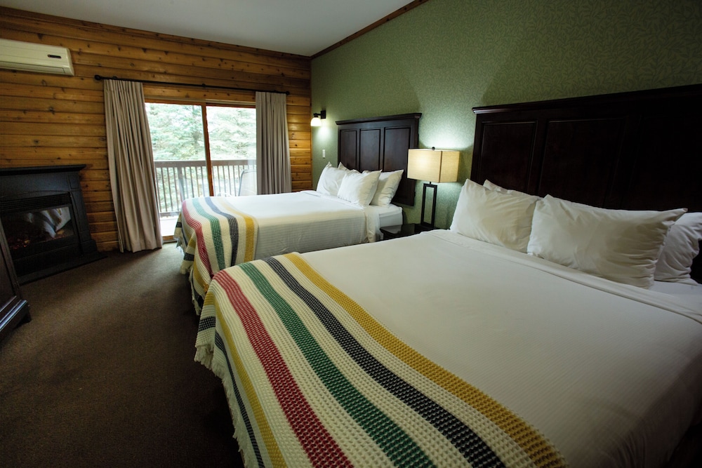 Oak Lodge, Deluxe 2 Queen Beds