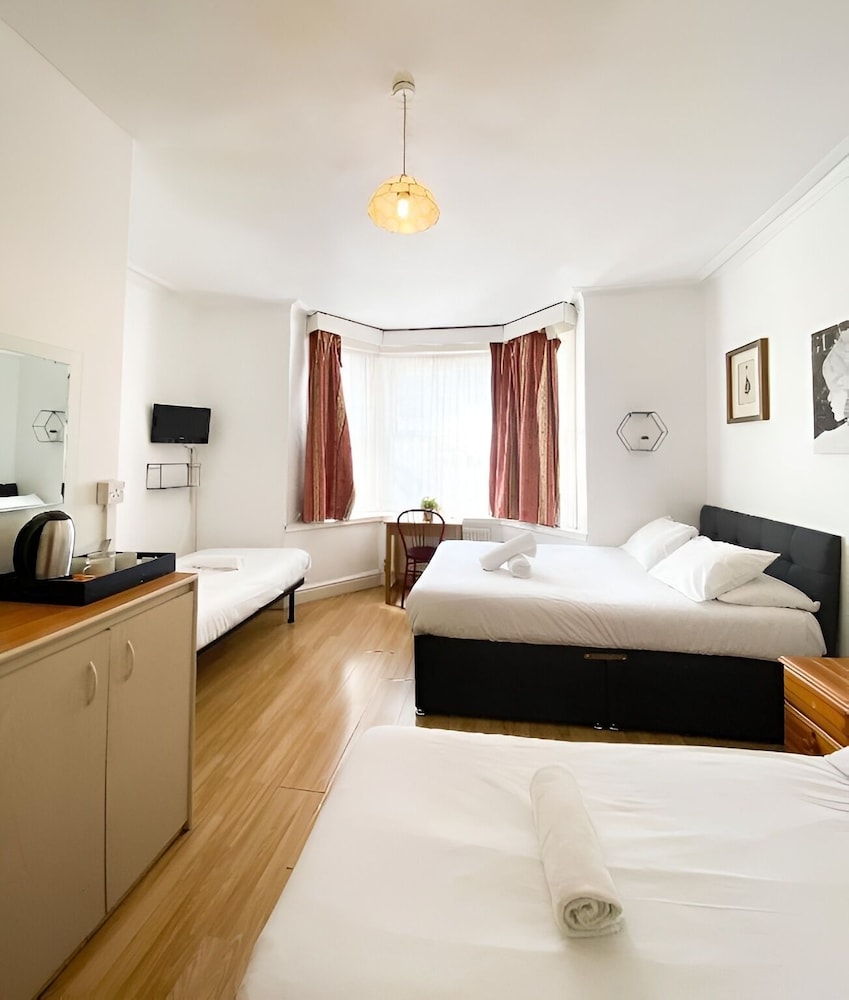 Basic Studio, Ensuite