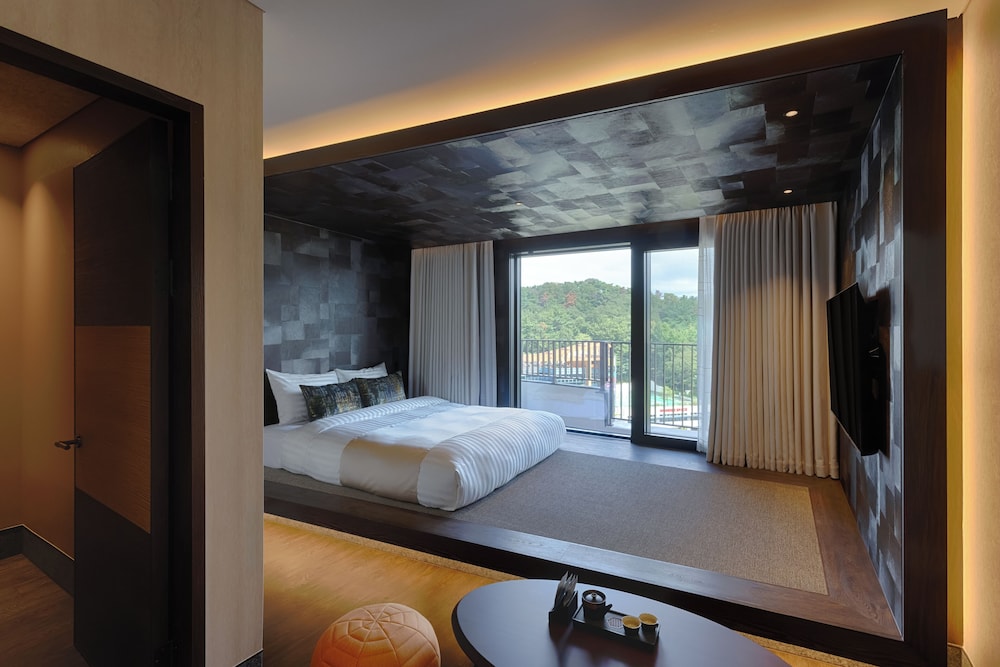 Deluxe Suite A (Clean/View Free/1 Double, 1 Single)