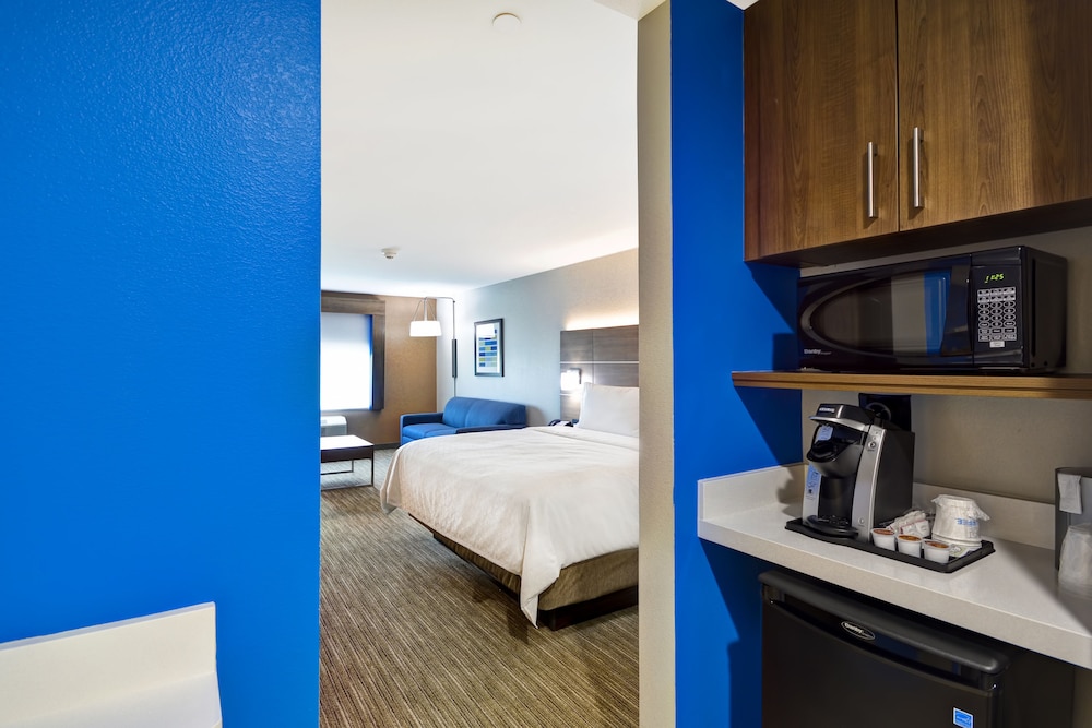 Suite, 1 King Bed, Accessible (Communication, Transfer Shower) - Photo 1