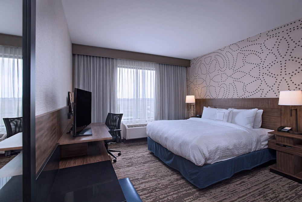 Room, 1 King Bed (Mobility Accessible, Roll-in Shower) photo 1
