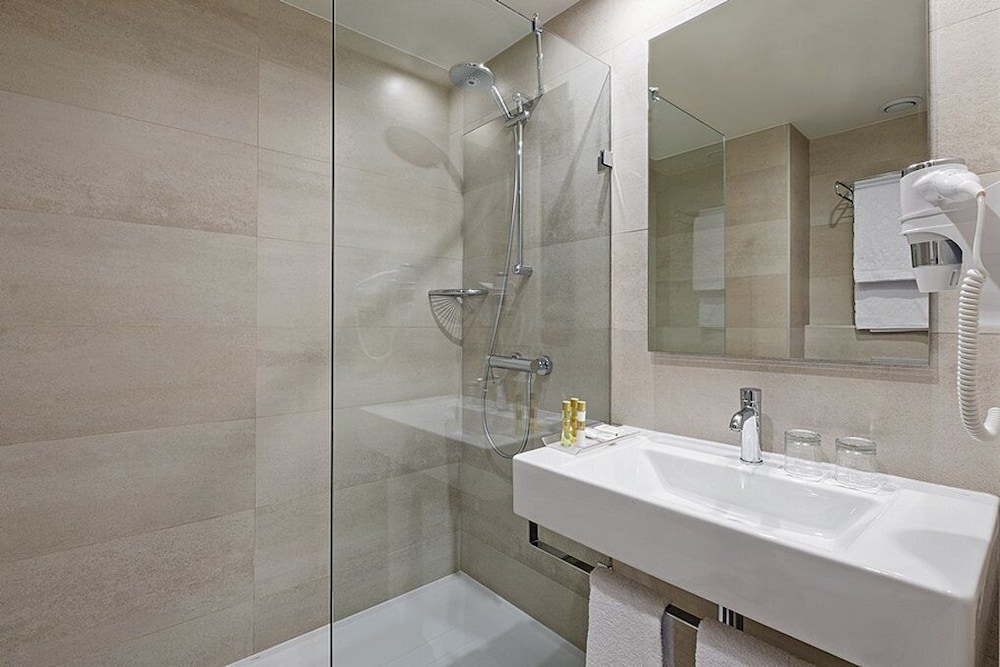 Double Room Single Use thumbnail 6