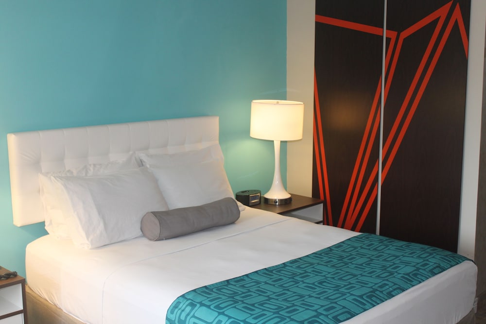 Standard Room, 1 Queen Bed, Non Smoking - Photo 3