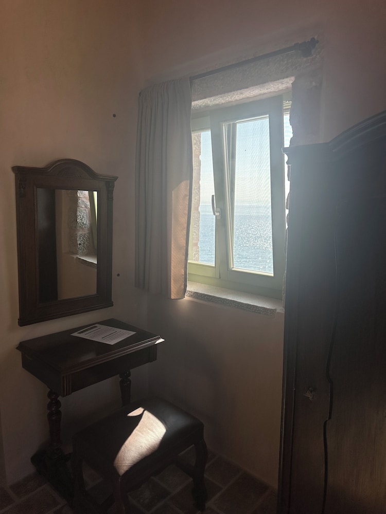 Superior Quadruple Room, Beach View photo 2