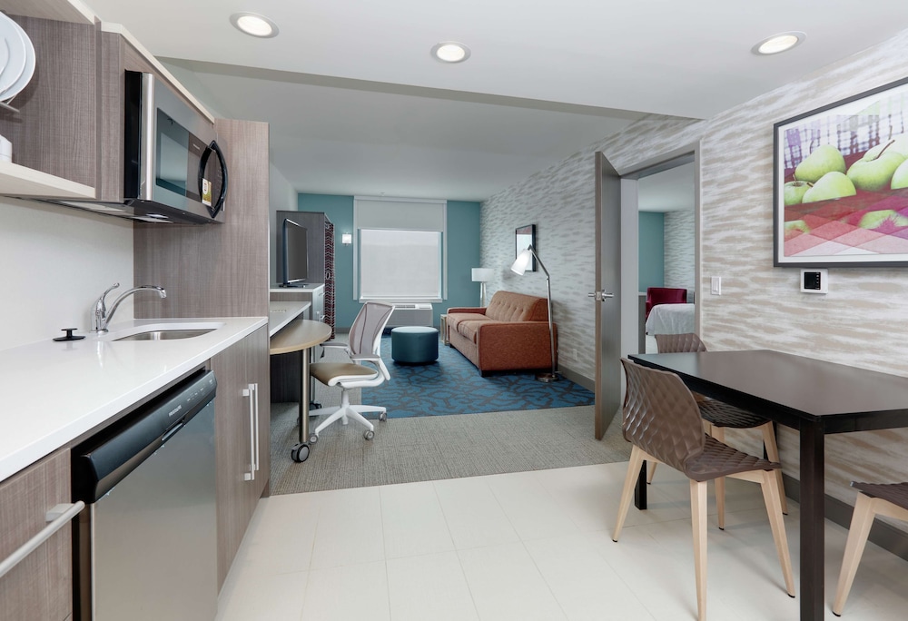 Suite, 1 King Bed, Accessible, Bathtub - Photo 2