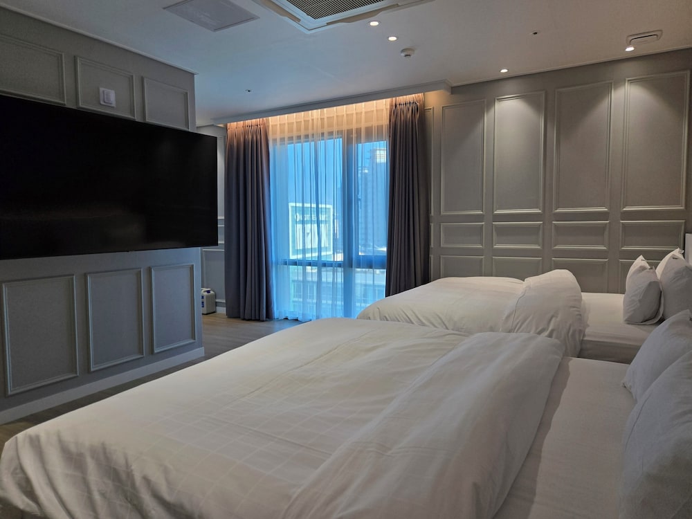 Signature Family Room - Photo 4
