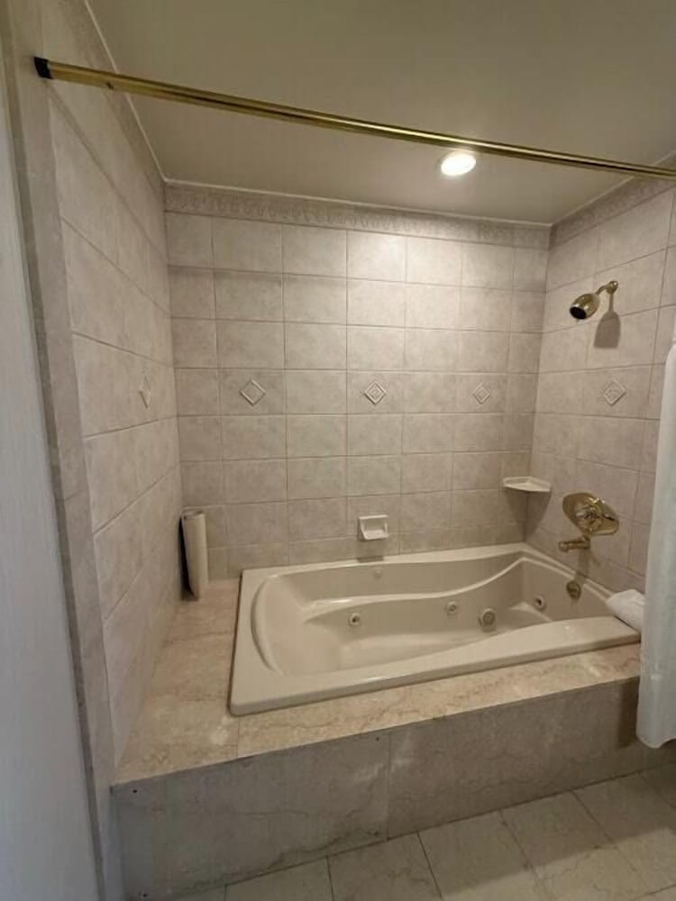 Premium Room ONE KING BED JACUZZI with MEDIUM SIZE Patio Riverview - Photo 4