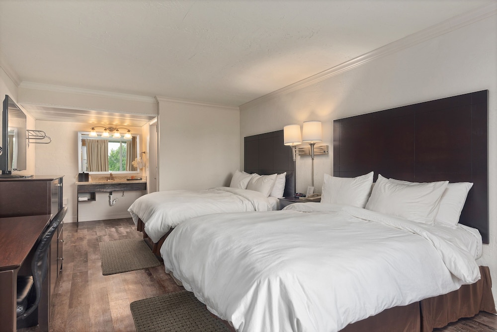 Standard Room, 2 Queen Beds, Non Smoking (Two Queen Beds - 1st Floor) photo 3
