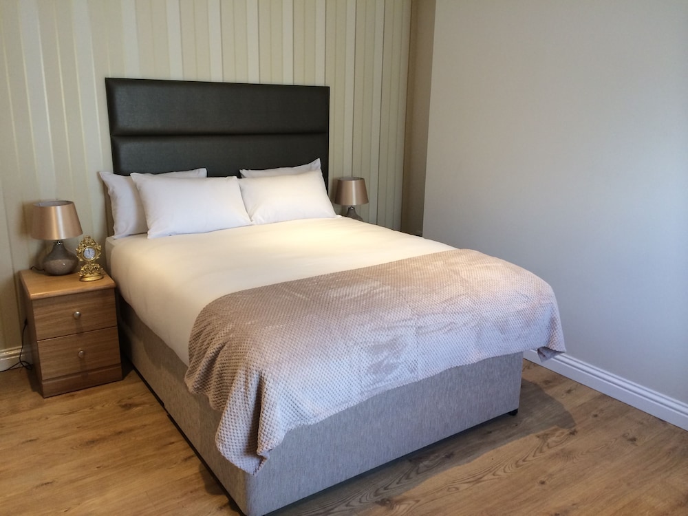 Superior Studio, 1 Double Bed, Annex Building (No lift access, £200 security deposit) photo 2