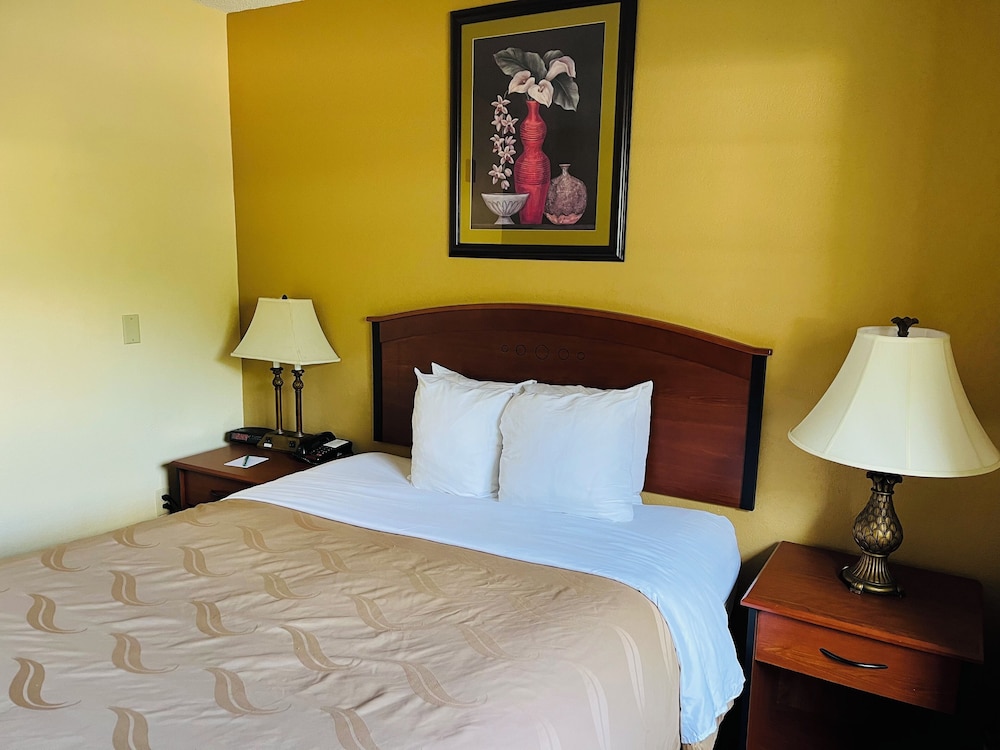 Room, 1 Queen Bed with Sofa bed, Accessible, Smoking photo 1