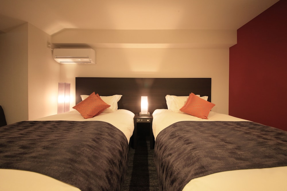 Superior Twin Room, Smoking - Extra Sofa Bed is from 3rd adult photo 2