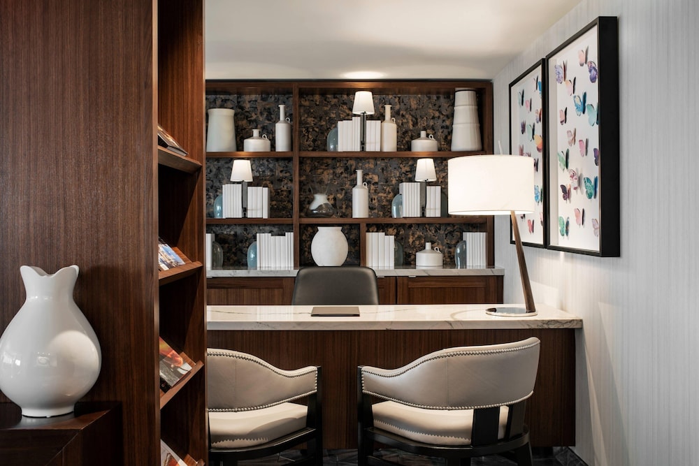 One Bedroom Executive Suite (Non Smoking)