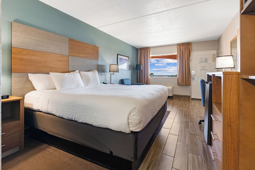 Room, 1 King Bed, Accessible (Partial Ocean View) photo 1