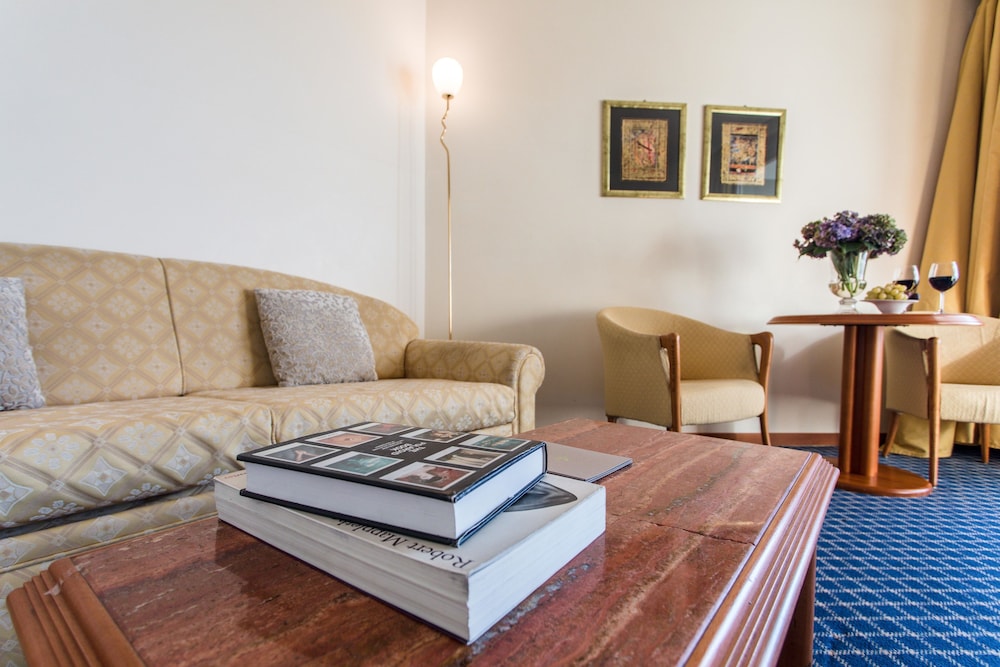 Suite - Photo 8