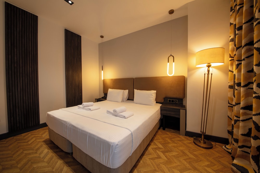 Superior Room with Balcony - Photo 5