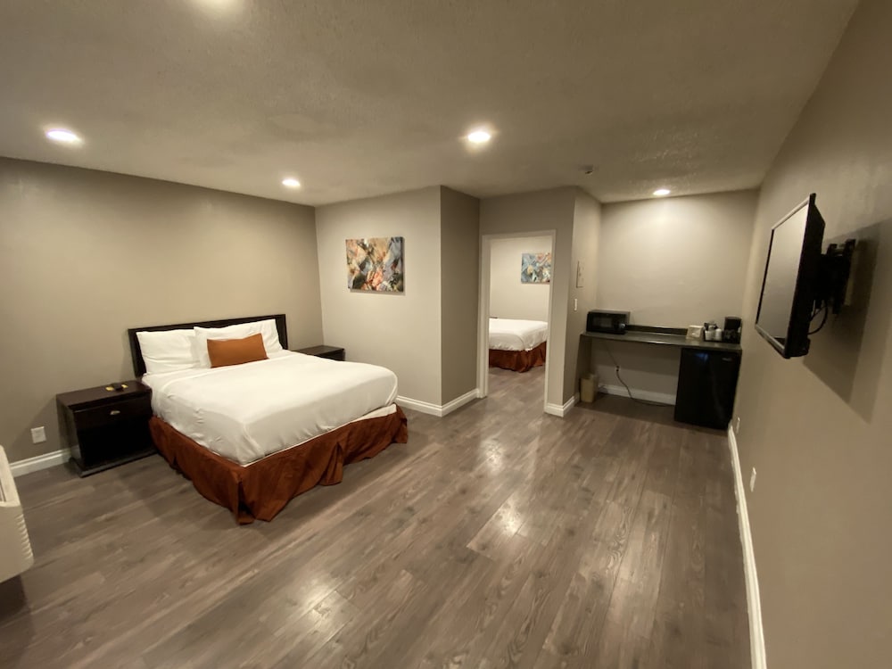 Standard Room, 2 Queen Beds - Photo 1