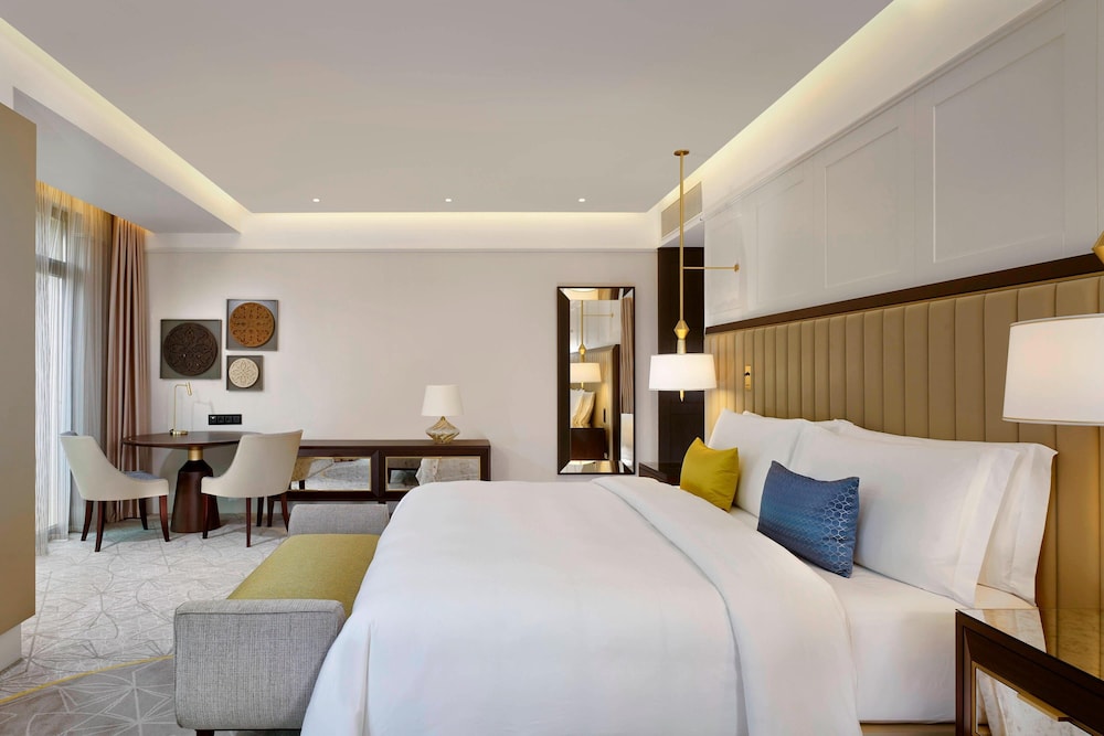Grand Room, 1 King Bed, Corner photo 1