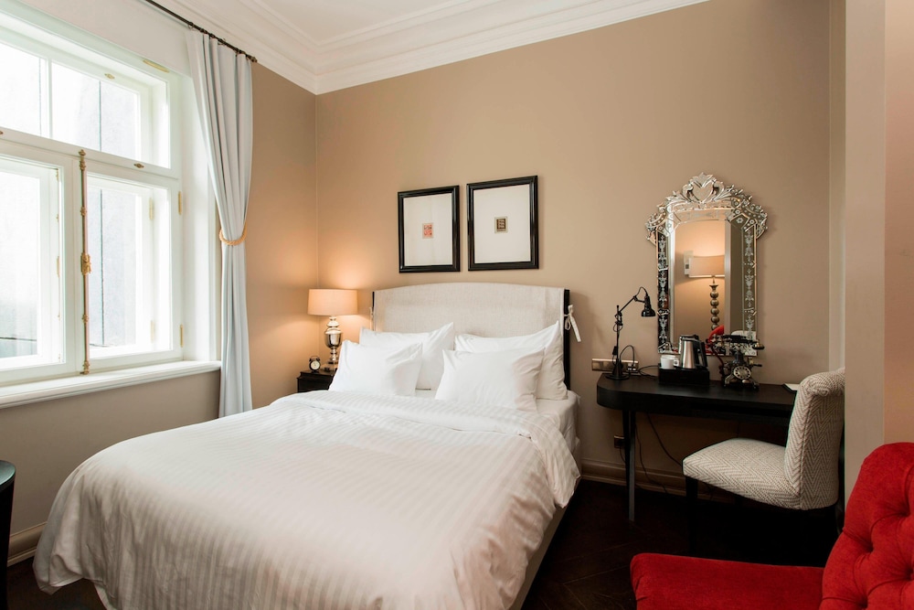 Comfort Room, 1 Queen Bed (Courtyard View) - Photo 4