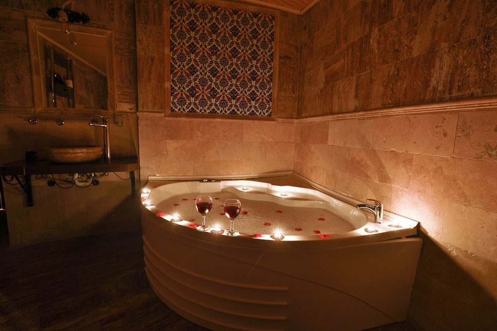 Royal Suite, Jetted Tub (Double) - Photo 28