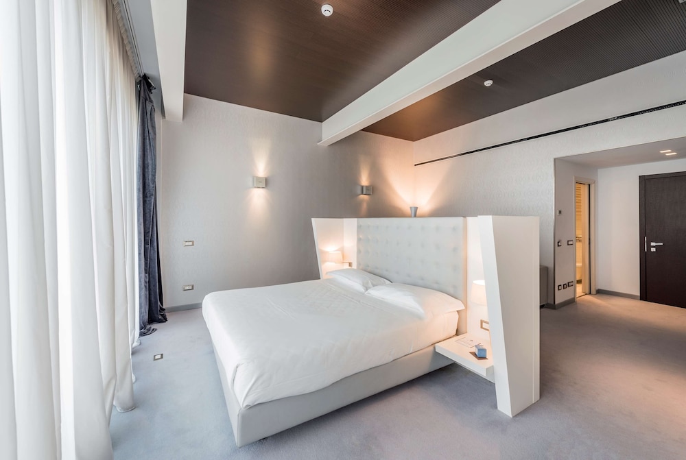 Junior Suite, 1 King Bed (with Sofabed) - Photo 4