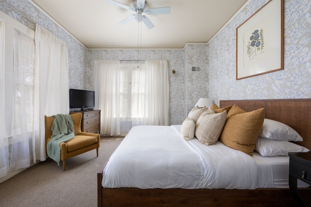 Room, 1 King Bed photo 1