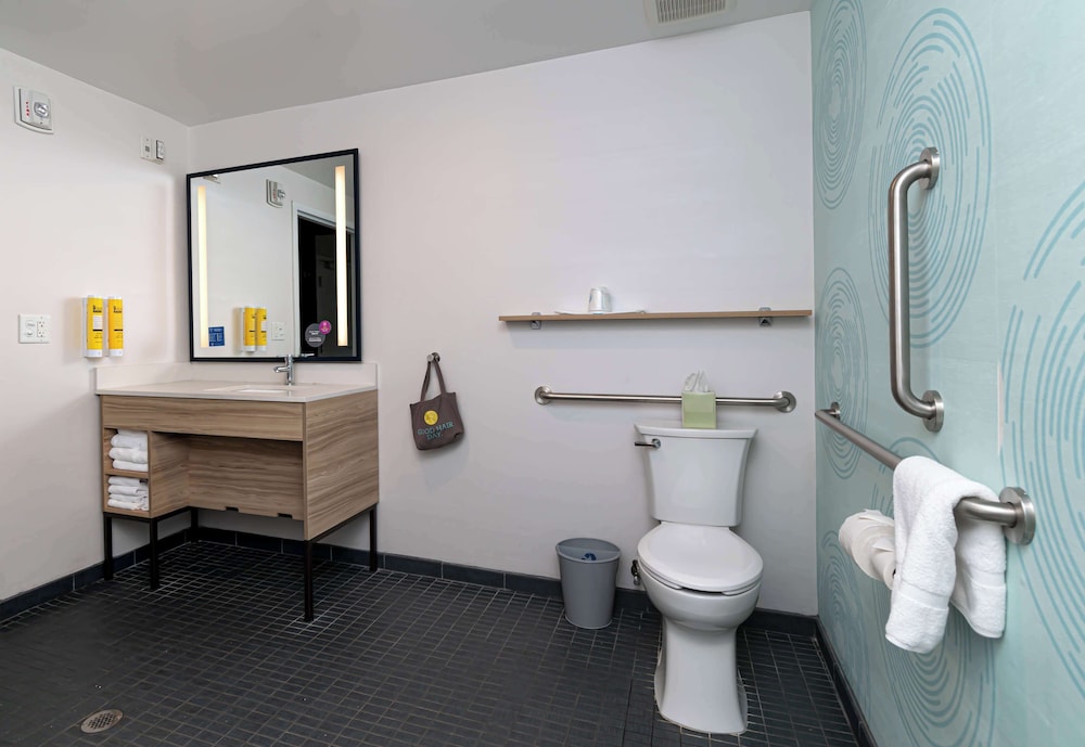 Room, 2 Queen Beds, Accessible (Mobility & Hearing) photo 3