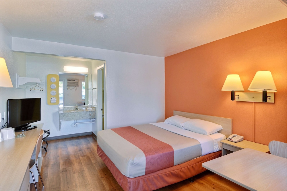 Deluxe Room, 1 Queen Bed, Smoking, Refrigerator & Microwave photo 2