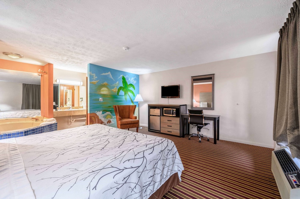 Suite, 1 King Bed, Smoking (Whirlpool) - Photo 3