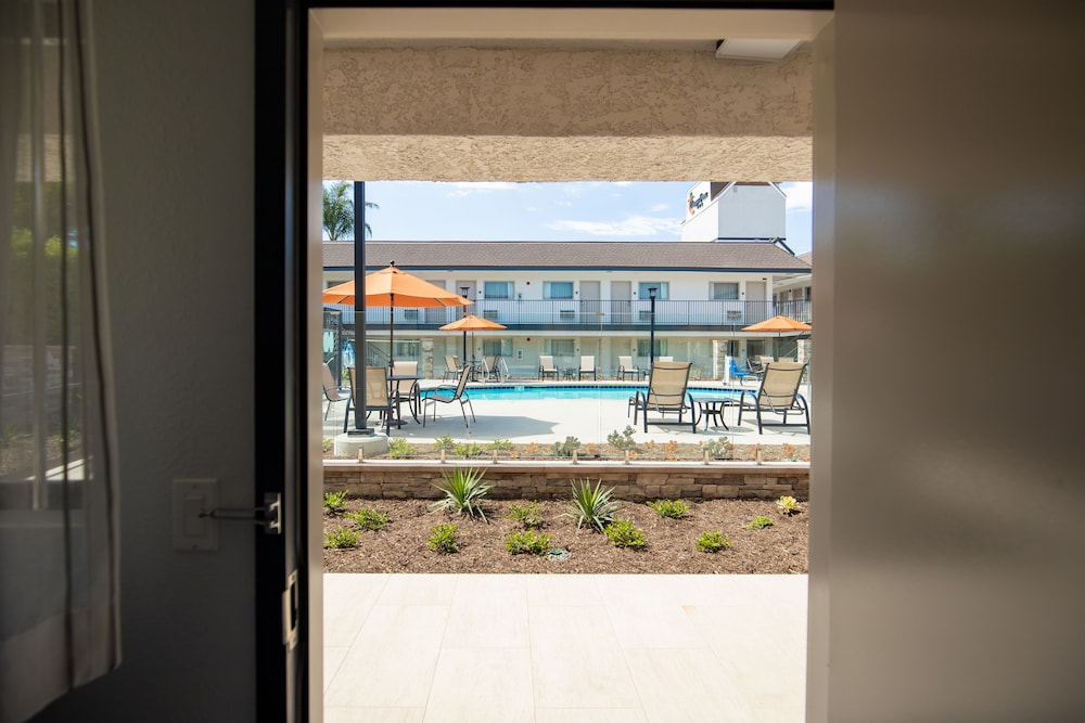 Deluxe Queen ADA Tub Pool View photo 2