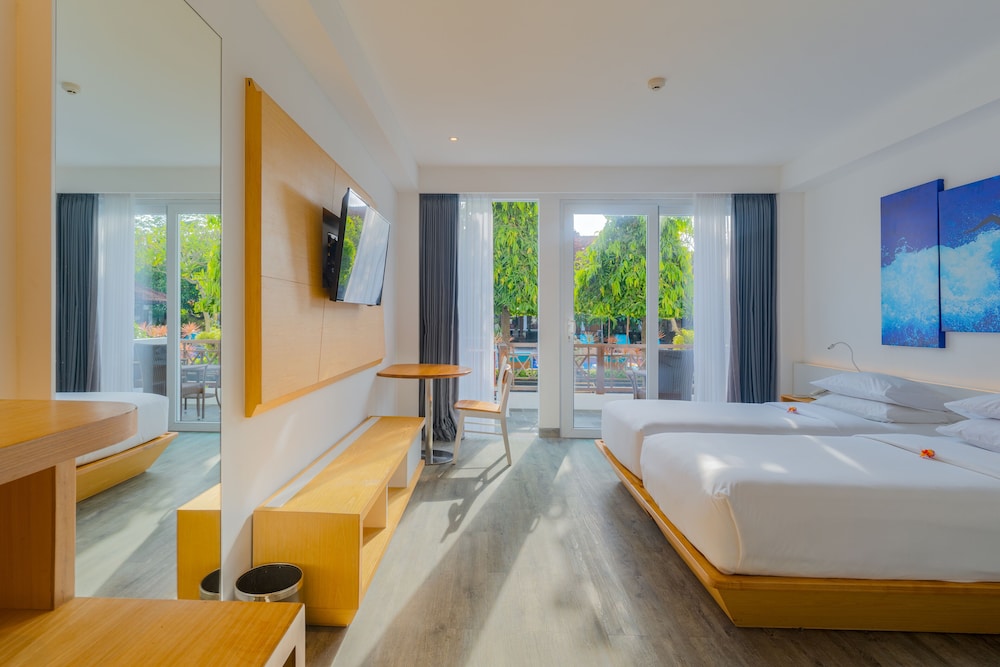 Premium Room, 2 Twin Beds, Pool View photo 2