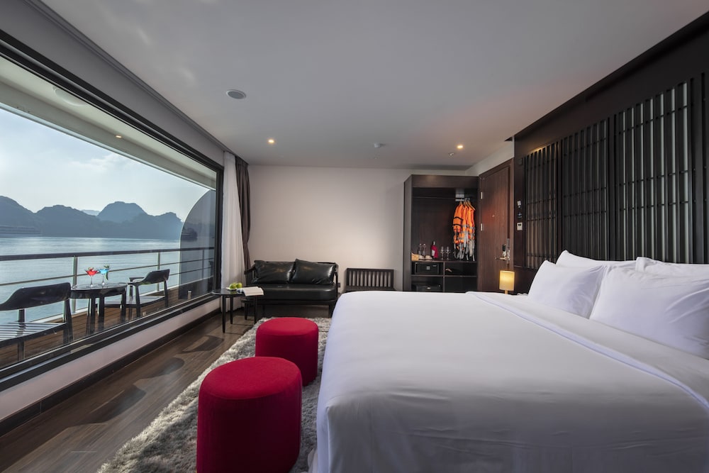 Golden Suite with Balcony - Photo 5