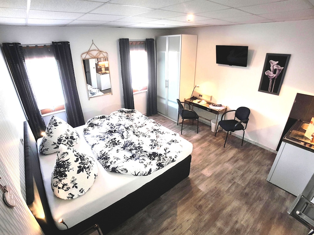 Superior Double Room, 1 Queen Bed, Non Smoking, Refrigerator & Microwave photo 1
