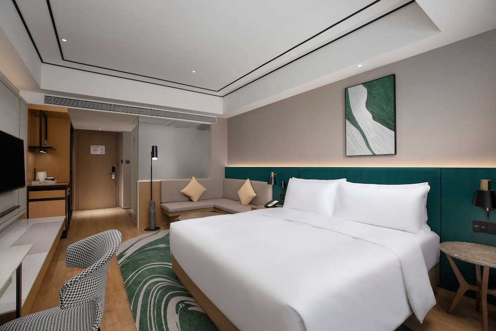 Deluxe Room, 1 King Bed, Lake View - Photo 4
