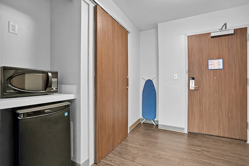Suite, 1 King Bed, Accessible Bathtub (Mobility) - Photo 1
