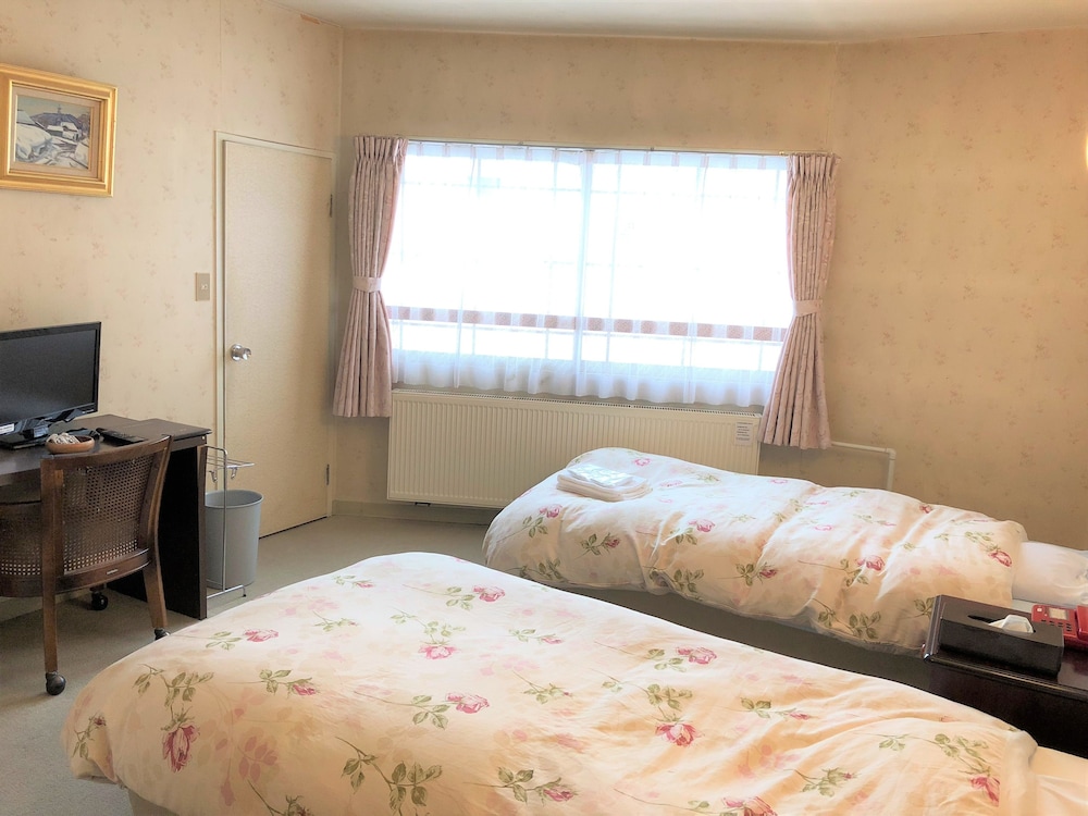 Economy Twin Room, Shared Bathroom photo 3