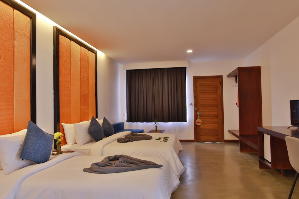 Deluxe Family Room, Balcony, Pool View - Free Bus Station Pick up photo 3