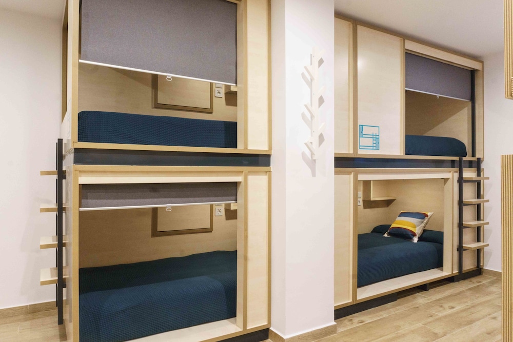 Deluxe Shared Dormitory, Mixed Dorm, Shared Bathroom (1 bed in a 10-Bed Dormitory Room) photo 2