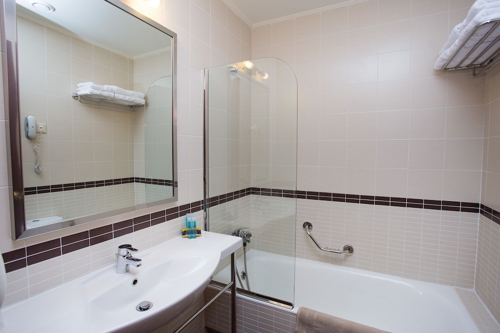Standard Twin Room - Photo 4