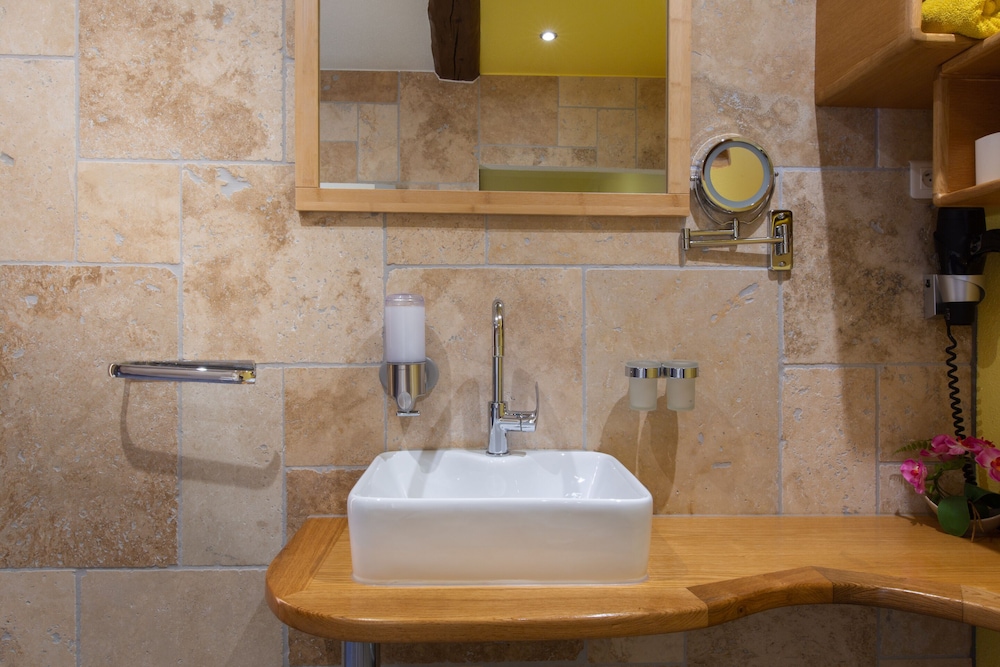 Exclusive Double Room, Hot Tub, Courtyard View (Le Poirier) - Photo 14